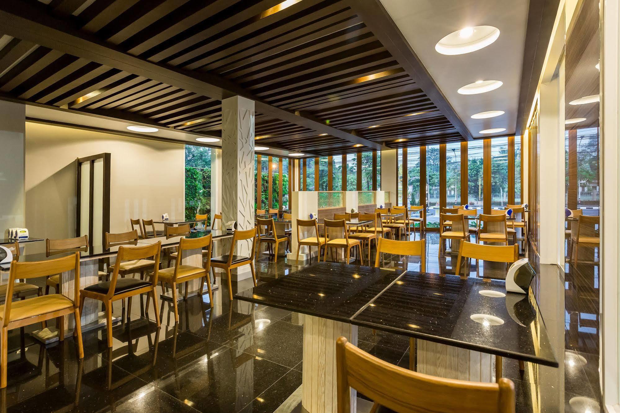 V Hotel Ubon Ratchathani Extérieur photo